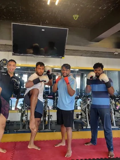 The team is looking ready for Lumpinee stadium! A great shot of the crew practicing their Muay Thai kicks and boxing guard after a session.