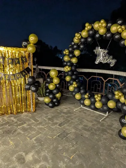 I can create multiple decoration spots on a terrace, including a main balloon arch and a separate photo booth with a foil curtain.