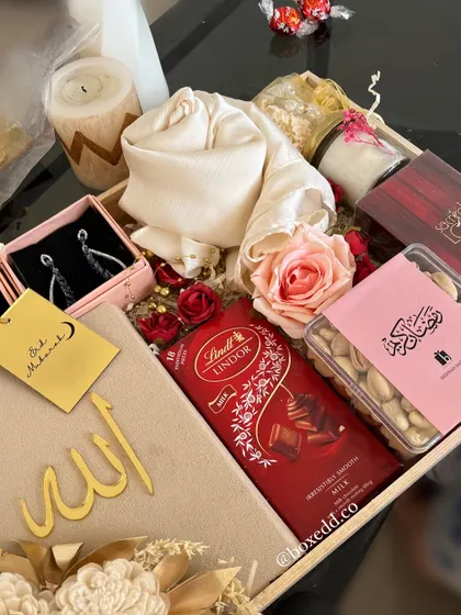 A beautifully curated tray for a special Eidi gift. This hamper includes Lindt chocolates, premium pistachios, elegant earrings, and a scented candle, making it a thoughtful and luxurious present for Eid.
