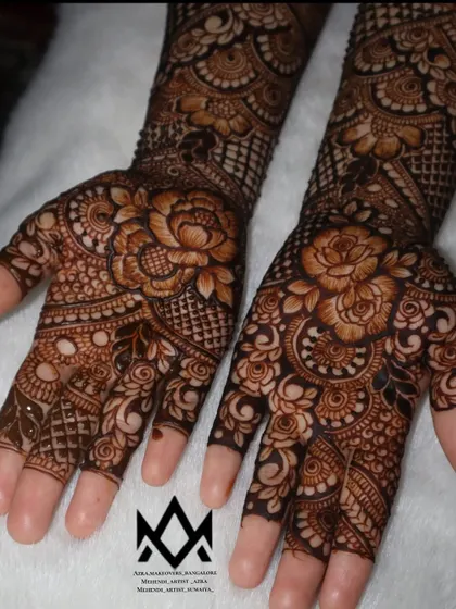 A beautiful floral mehendi design for an engagement bride, available at an affordable price.