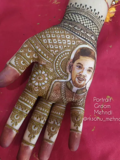 Groom's mehndi can be personal too. This design features a handsome portrait of the groom, surrounded by traditional patterns, making a statement that is both stylish and meaningful for his big day.