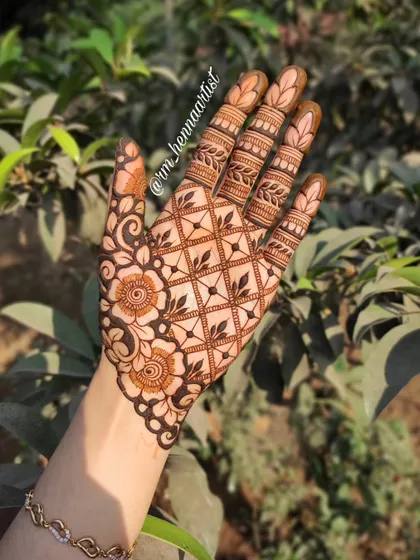 Another Eid henna inspiration. This one features a full jaal or net pattern, which is a classic and always beautiful choice.