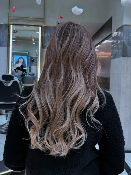 This ash blonde balayage gives that perfect 'just-woke-up-like-this' glow. It's a natural yet striking look that adds a touch of cool elegance.