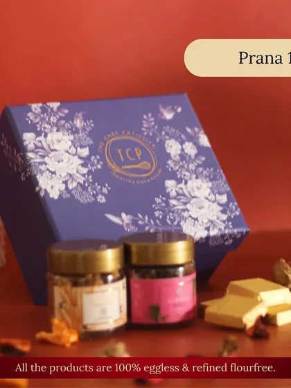 The Prana 1.0 is a petite and charming gift box. It holds two jars of our delicious treats and some almond chocolates, perfect for a small but heartfelt gesture.