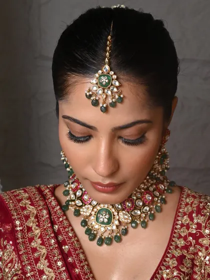 A front view of this gorgeous green Polki set. The matching maang tikka is designed to sit perfectly, completing the bridal look with elegance.