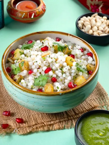 Fasting doesn't have to be boring. My Sabudana Khichdi is a perfect example. It's light, fluffy, and packed with flavour from potatoes, peanuts, and juicy pomegranate seeds, served with a fresh mint chutney. This is sattvic food that truly satisfies.