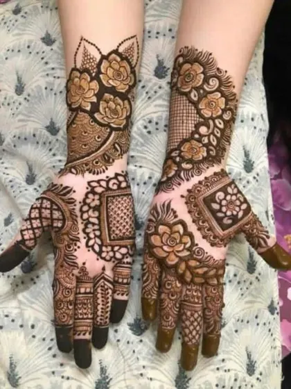 An example of two different bridal styles on each hand. This shows our versatility, combining floral patterns with geometric grids and traditional motifs to create a unique look for the bride.