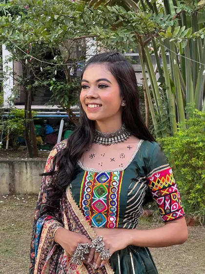 A side profile of this Navratri look, showing the simple yet elegant half-up hairstyle.