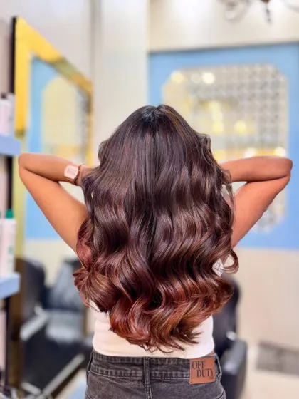 A cool, melted, and sober vibe. This look features a subtle red-violet ombre on a dark base, creating a sophisticated and modern color melt.
