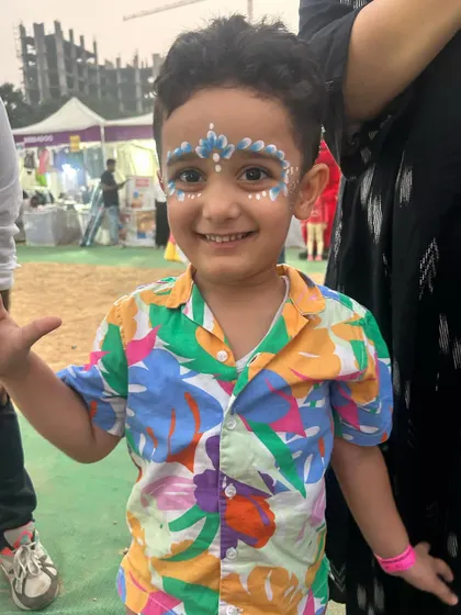 A touch of sparkle and a big smile! This little one looks so charming with his festive, glittery forehead design.
