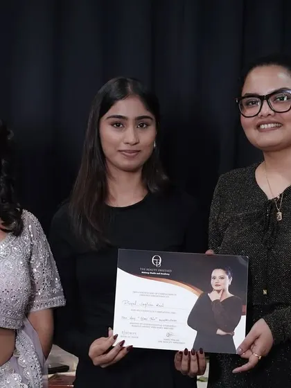 Another happy student certified after mastering the Glass Skin technique. Her dedication during the one-day masterclass was inspiring, and I can't wait to see her use these new skills.