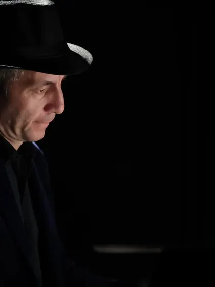 A close-up of the pianist accompanying the singers at the Aznavour tribute. The photo captures the focus and artistry of the musicians who perform on our stage.