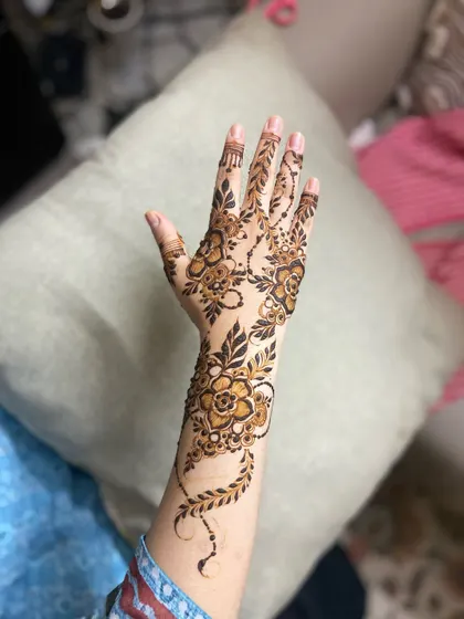 This is an example of an elegant Arabic-style henna vine. The design uses bold floral elements and leaves, with plenty of open skin for a modern and striking look.