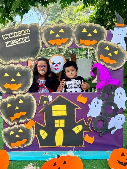 A family embraces the spooky theme with fantastic costumes. Our Halloween workshop was a great opportunity for creative expression and family bonding.