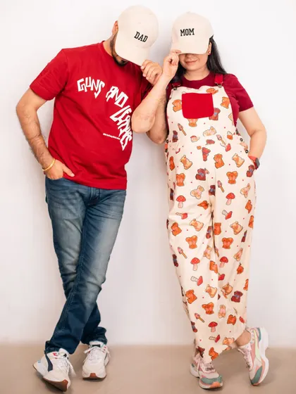 "Mom" and "Dad" hats add a fun and modern touch to this casual couple's portrait.