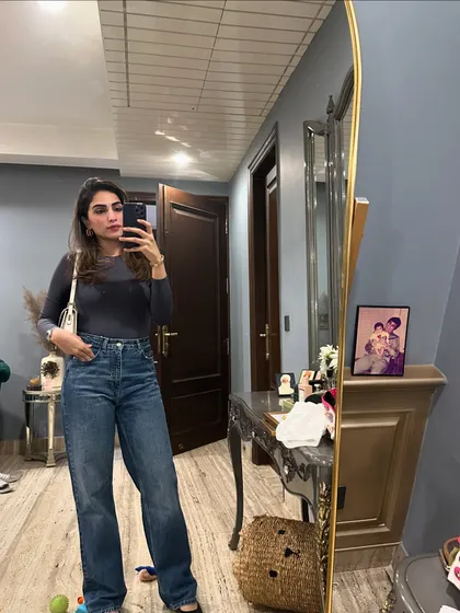 A simple, everyday look with a grey long-sleeve top and blue jeans.