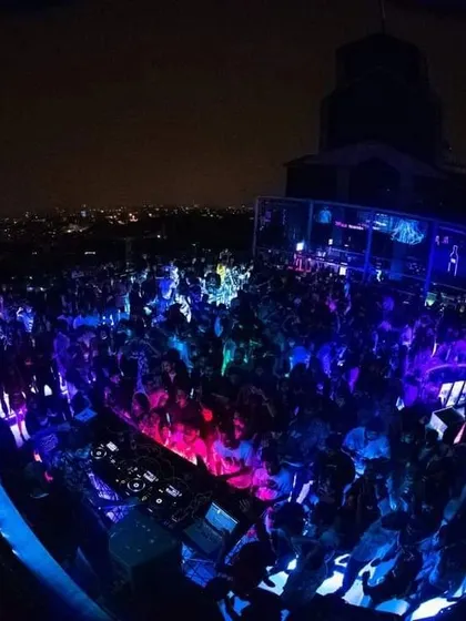 Another wide shot of the electrifying atmosphere at Skyye. It's always a full house.