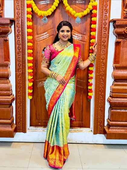 A full-length shot of Swetha Khelge in a beautiful dual-tone saree, complemented by our traditional jewellery.