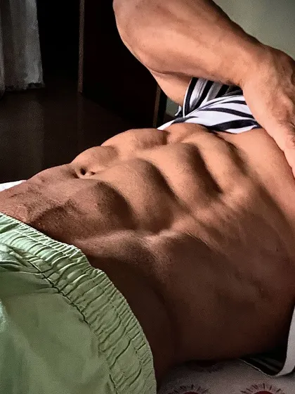 Good times create weaker men. This shredded ab shot is a reminder that a healthy lifestyle should be a basic, simple routine, not a difficult task.