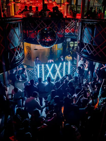 The dance floor is completely full during this Bolly Techno night.