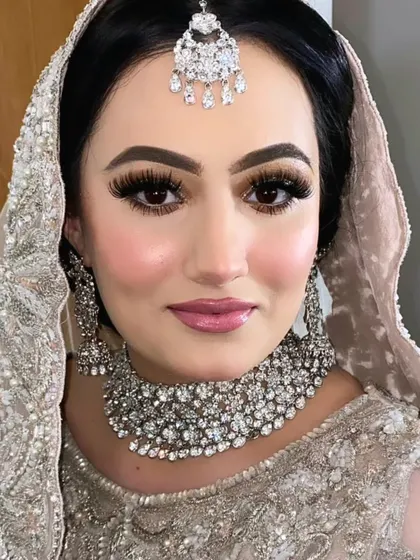 The final look is pure bridal perfection. Flawless skin, defined eyes, and a soft pink lip come together to create a look that is both glamorous and timeless.
