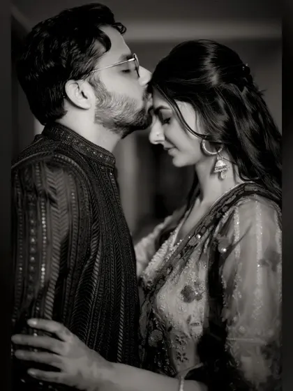 A tender forehead kiss, captured in timeless black and white. I use intimate close-ups and soft lighting to create deeply emotional and artistic couple portraits.