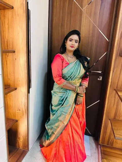 An elegant and subtle party makeup look for a client attending an event. The makeup is soft and enhances her features, pairing perfectly with her beautiful dual-toned silk saree.