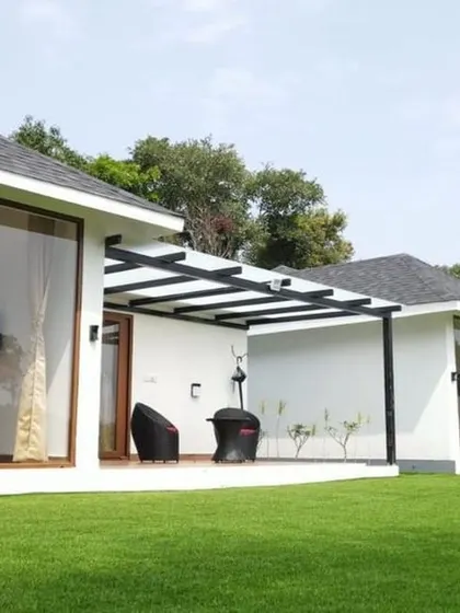 The row of modern cottages at Panorama Peaks, with large glass windows that bring the beauty of the outdoors inside.