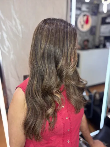 A side view of the Beige Biscoff color, showing how the highlights are placed to create a soft, blended effect.