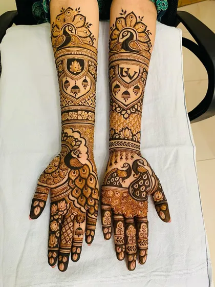 This design is filled with auspicious peacock and lotus motifs. The couple's initials "UV" are also included, making it a personalized yet traditional choice for a bride.