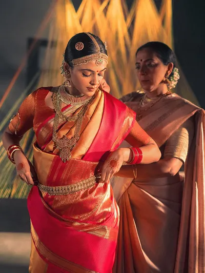 Adjusting the waist belt, or ottiyanam, over the nine-yard Kanjivaram silk saree. Every element of the styling was meticulously researched to reflect the authenticity of the ceremony.