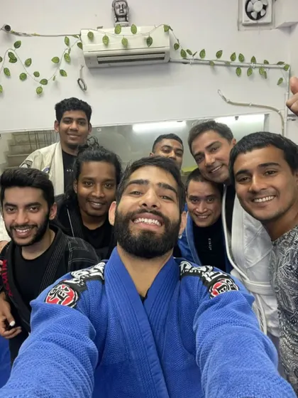 A selfie with some of the crew after a great session. The smiles and energy here are what the BJJ Familia is all about. We train hard, but we also build lasting connections.