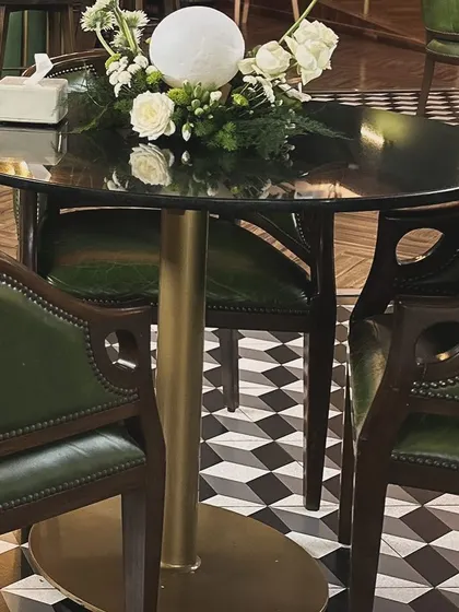 Even a simple table setting can be elegant. For the KGA event, we used classic green leather chairs and a geometric floor pattern to create a sophisticated look.