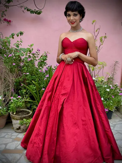 This red gown is a perfect example of how the right outfit can make you feel like a star. The rich color and classic design are simply timeless.