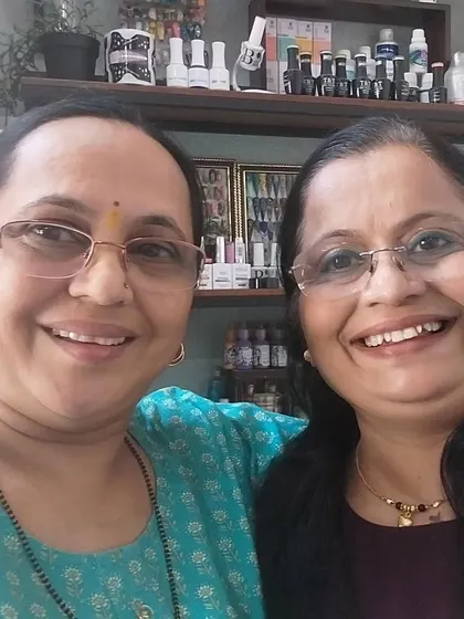 It was a wonderful surprise to do nails for an old school friend. It's always great to reconnect and pamper someone you know.