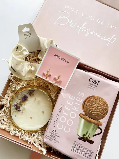 Another take on our bridesmaid proposal box, this time featuring a resin art candle, coffee-flavored cookies, and delicate jewelry. We can mix and match items to perfectly fit your budget and your bridesmaids' tastes.