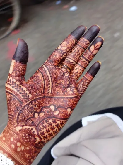 Look at this lovely dark stain. This is the result of using high-quality, natural henna paste and following the proper aftercare.