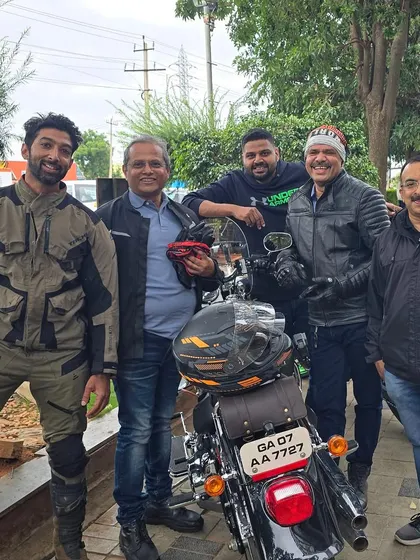 A typical post-ride group photo. Here we are with our guide and mentor, Bengaluru Police Commissioner B. Dayananda sir.