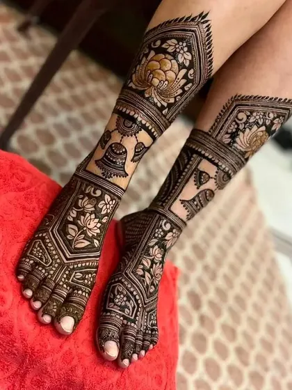 This elegant foot design features hanging temple bells and lotus flowers, creating a beautiful and auspicious pattern for the bride.
