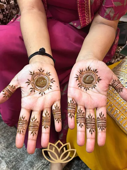 A simple and elegant sun-inspired mandala design, a quick and beautiful option for wedding guests.