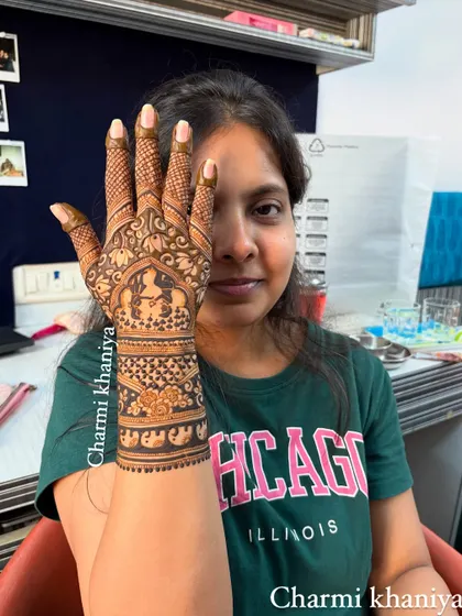 A beautiful design for an engagement bride, but also perfect for her sister or best friend! It features a lovely portrait and traditional patterns.