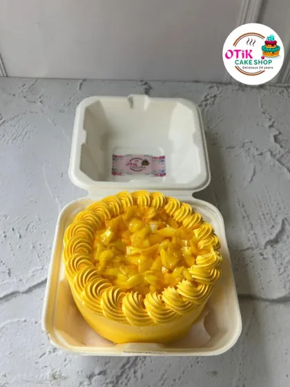 A burst of sunshine in a box. This mango bento cake is topped with fresh, juicy mango chunks and swirls of mango-infused buttercream, perfect for celebrating the season.