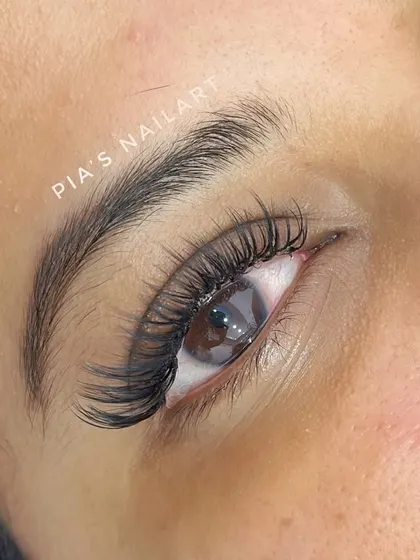 This is a Long Volume set, which is a non-Russian style. It provides significant length and volume for a noticeable, beautiful look. Perfect for the festive season or any time you want your eyes to pop.