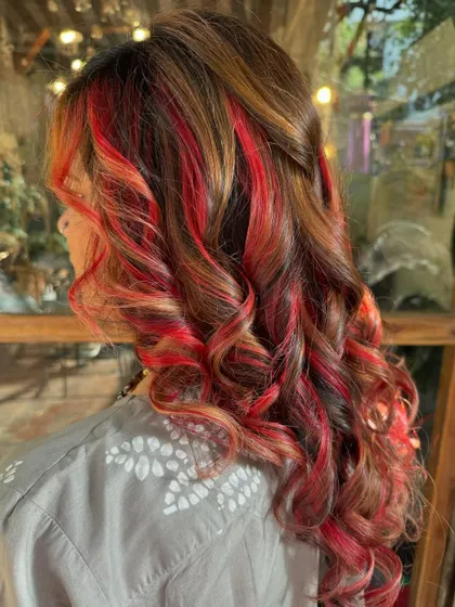 A side view of the peach delight color. The curls really make the peachy tones pop. (No filter)