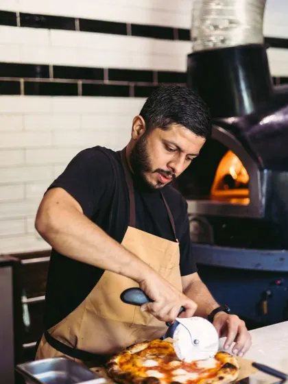 A little flour, a little fire, and a whole lot of love. Here I am, slicing up a fresh Neapolitan pizza, ready to be shared. This is my passion, bringing people together over good food.