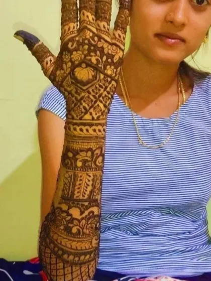 A duplicate of the single-hand close-up.