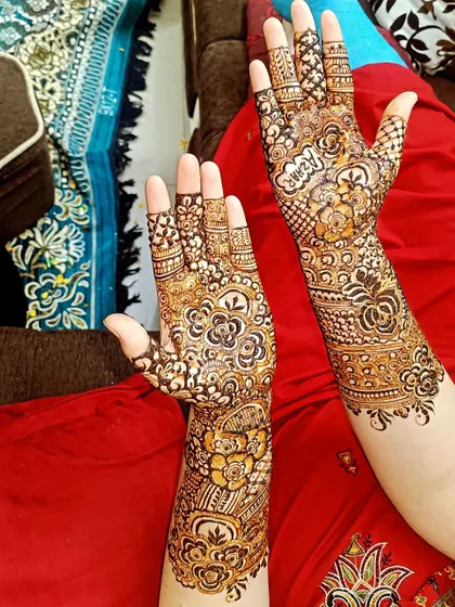 This festive design features bold floral outlines filled with delicate lines, a hallmark of the Indo-Arabic style. It provides great coverage while maintaining a sense of open space.