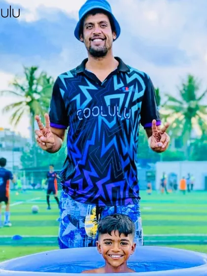 All smiles at the academy! A coach and a young player have some fun during a break in training, showing the fun and positive side of our sports programs.