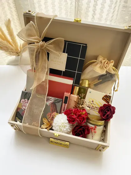 This open trunk hamper showcases our skill in curating a variety of items into one beautiful package. We carefully arrange everything from journals and candles to gourmet treats, ensuring a delightful unboxing experience.