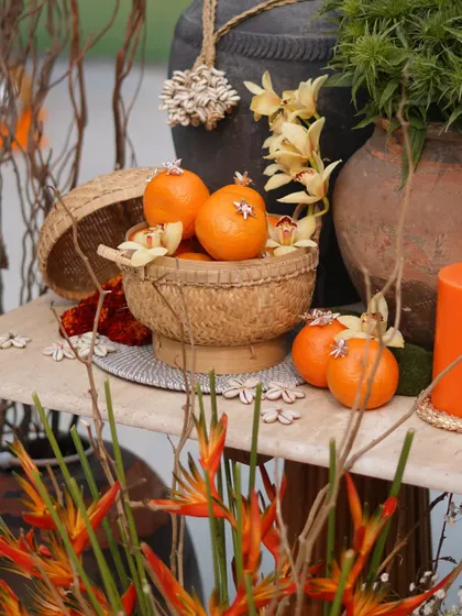 A rustic decor detail, with fresh oranges and spices, adding a unique and fragrant touch to the setup.
